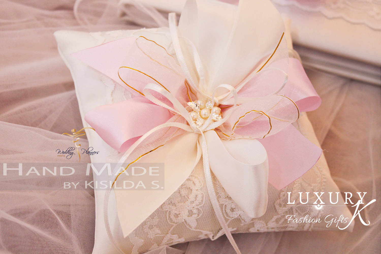 Jastek-Unazash-me-Dantelle-dhe-Aksesor