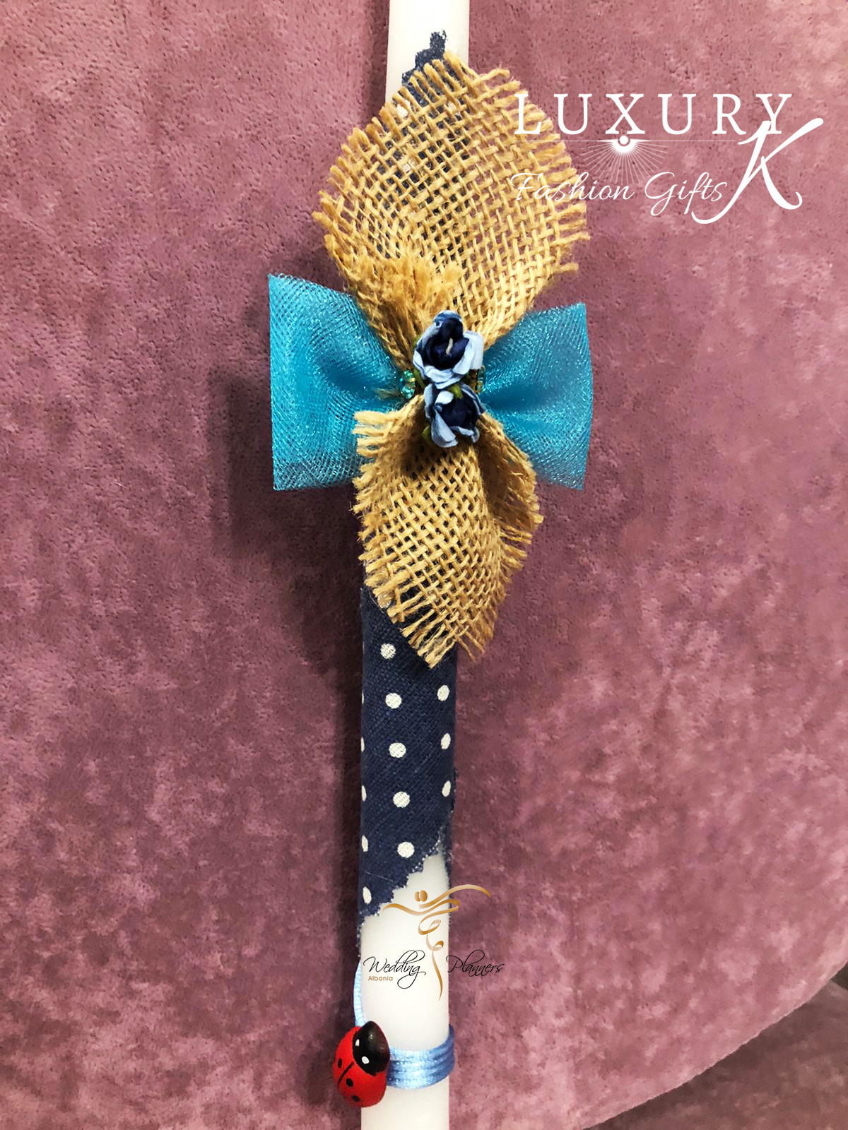 Qiri Pashke me papion dhe lule.